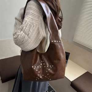 Grande borsa hobo marrone retrò con borchie a stella e stile punk rock trendy