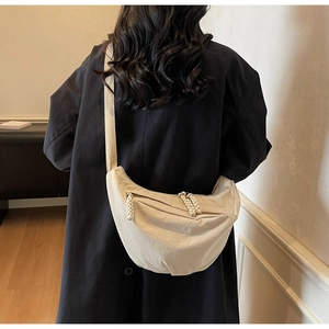 Détail du sac hobo beige avec une tirette de fermeture éclair en corde tressée unique