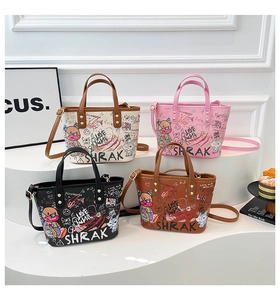 Sacs cabas imprimés graffiti pour femmes en crème, rose, noir et marron de style chic