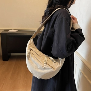 Sac bandoulière demi-lune en nylon beige avec détail de fermeture en corde tressée
