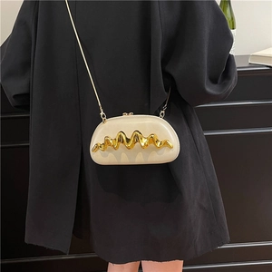 Schicke cremefarbene Leder-Umhängetasche mit goldener Wellenverzierung und Kette