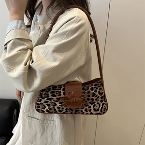 Schultertasche mit Leopardenmuster, dunkelbrauner Lacklederklappe und Schleife