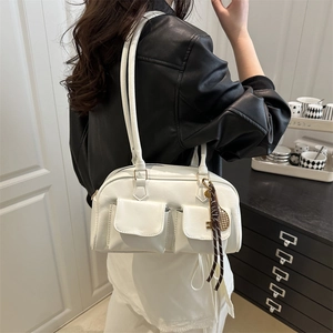 Borsa sottobraccio retrò color crema in pelle con tasche e ciondolo racchetta d'oro
