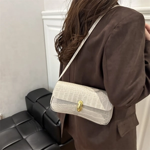 Elegante borsa baguette bianco avorio goffrata coccodrillo con fibbia dorata a spalla
