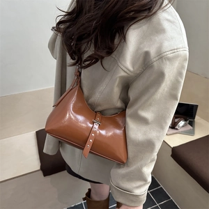 Borsa hobo in pelle verniciata marrone caramello con tracolla regolabile con fibbia