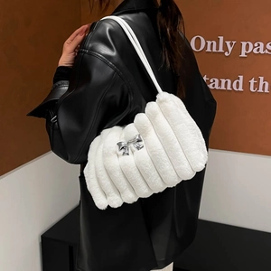Elegante weiße Kunstfell-Schultertasche mit silberner Schleife und minimalistischem Design