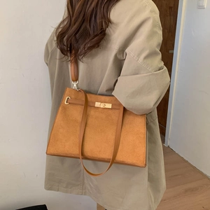Sac à main en daim marron pour femme avec fermoir tournant doré et forme trapèze élégante