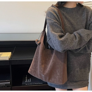 Detail of minimalist brown suede hobo bag with large capacity for casual winter outfits