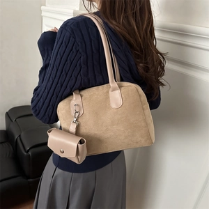 Sac à épaule rétro kaki en suédine avec mini pochette assortie porté par un mannequin