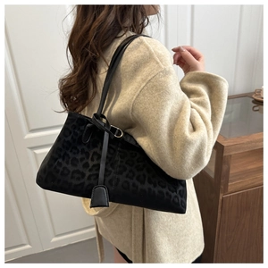 Détail du sac cabas léopard avec texture mate sur daim et fines bandoulières en cuir