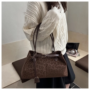 Détail du sac cabas imprimé léopard marron avec texture daim et fine bandoulière