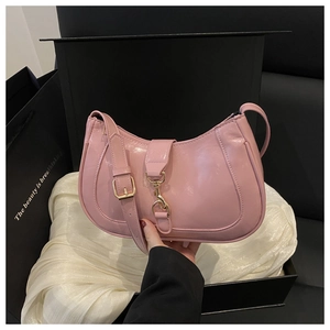 Détail du sac bandoulière demi-lune rose en cuir verni brillant avec boucles dorées