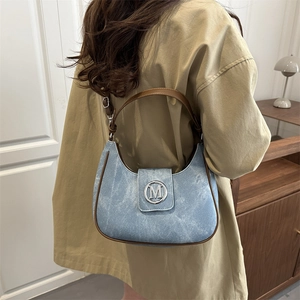 Sac hobo rétro en denim bleu clair avec bordure en cuir marron et logo M