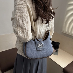 Sac demi-lune en denim bleu avec bordure en cuir marron et boucle en métal argenté M