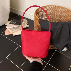 Minimalistische rote Nylon-Unterarmtasche mit Hope and Future Stickerei-Detail