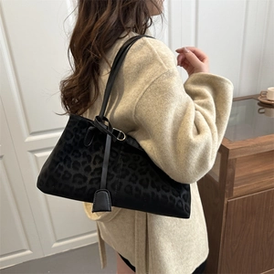 Retro large leopard print shoulder bag with velvet texture and metal buckle for women