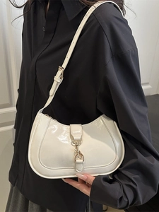 Sac croissant en cuir verni blanc brillant avec boucle en métal doré pour femme
