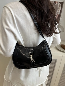 Sac bandoulière demi-lune noir brillant avec fermoir crochet doré pour femme