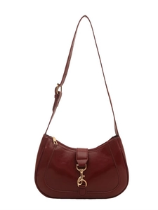 Sac hobo élégant en cuir verni rouge foncé avec boucle dorée et forme de croissant