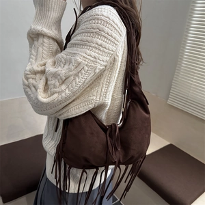 Sac hobo rétro en daim marron foncé avec franges et bandoulière pour femme