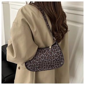 Détail du sac bandoulière léopard tendance avec forme en croissant et zip métallique lisse
