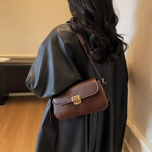 Sac à bandoulière minimaliste rétro en cuir marron foncé avec boucle en métal doré