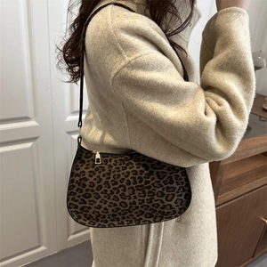 Sac à épaule léopard à la mode avec design en croissant et fermeture éclair dorée élégante