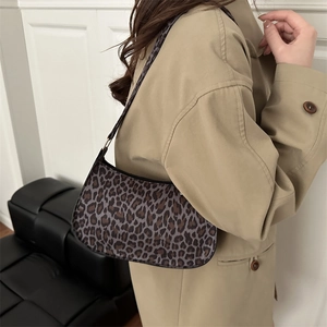 Sac à bandoulière léopard tendance au design rétro demi-lune pour l'automne et l'hiver