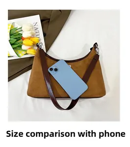 Sac hobo en daim caramel avec un smartphone pour comparer les dimensions