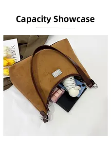 Détail du sac bandoulière en daim marron montrant la capacité intérieure spacieuse