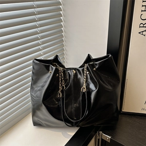 Minimalist black large-capacity tote bag with glossy finish and metal chain handles