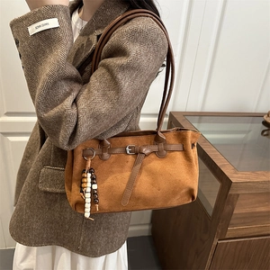Grand sac cabas vintage en daim marron avec pendentif en bois et fines bandoulières