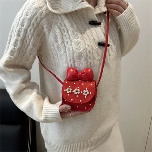 Mini sac bandoulière rouge à pois et fleurs au crochet pour une mode d'hiver élégante
