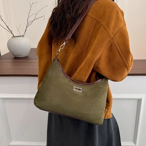 Sac bandoulière rétro en daim vert avec lanières en cuir marron et boucle argent