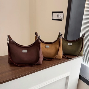 Trois sacs hobo vintage en daim de couleur marron foncé, vert olive et jaune