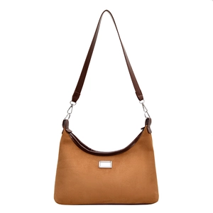 Sac bandoulière rétro en daim marron avec bordures en cuir et boucles argentées