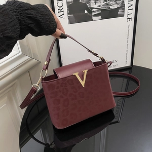 Women's Leopard Print PU Leather Handbag Fashion Vintage Crossbody Bag With Golden V Buckle Medium Satchel Purse