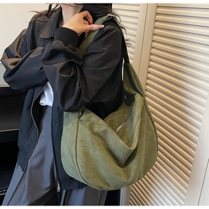 Sac à bandoulière vert mousse de grande capacité porté à l'épaule pour le quotidien