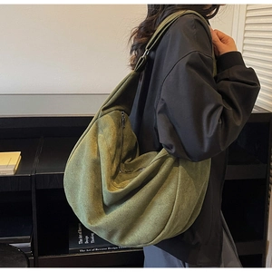 Détail du grand sac cabas vert olive en daim souple avec une large bandoulière confortable