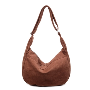 Sac hobo en daim marron avec bandoulière large réglable et design en demi-lune