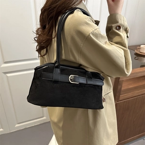 Sac à épaule vintage en daim noir pour femme avec détails en cuir et boucle argentée