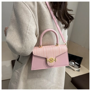 Detailansicht der Rückseite einer rosa Tweed-Umhängetasche mit goldener M-Schließe