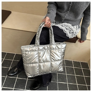 Gros plan du sac cabas matelassé argent métallique en nylon imperméable brillant