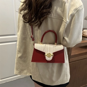 Kleine Vintage-Tasche aus bordeauxrotem Leder und beigem Tweed-Überschlag für Damen