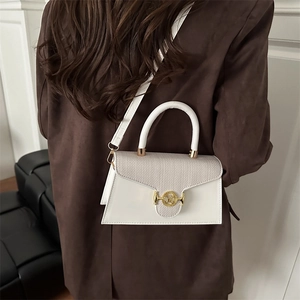 Minimalistische weiße Handtasche mit goldener M-Schnalle und dünnem Schultergurt