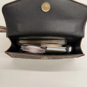 Bovenaanzicht van de binnenkant van de tas met ruimte voor telefoon en make-up