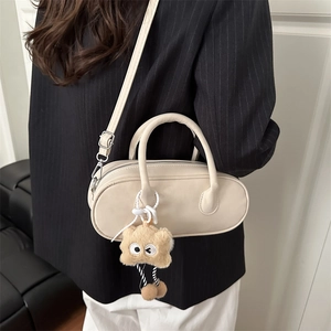 Elegante borsa beige in ecopelle con ciondolo a stella e tracolla regolabile versatile