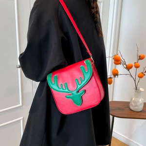 Elegante rote festliche Umhängetasche mit Rentiergeweih vor schwarzem Outfit