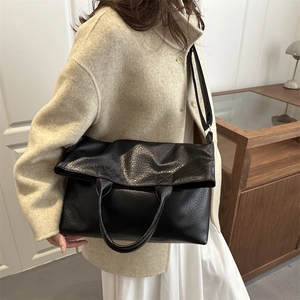 Borsa tote chic in ecopelle plissettata nera con manici rotondi e tracolla regolabile