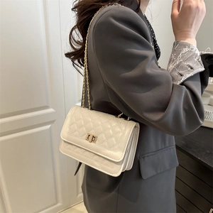 Sac bandoulière matelassé blanc cassé avec chaîne dorée et fermoir pivotant chic